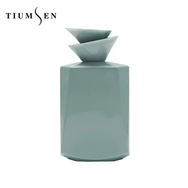 Hellgrüne Parfümflasche